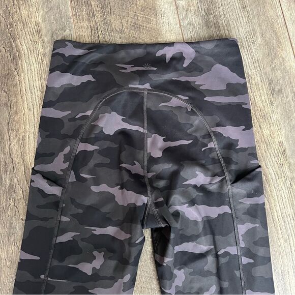 Athleta Ultimate Camo 7/8 Tight Stash Pocket Leggings Size Small High Rise - Picture 10 of 11